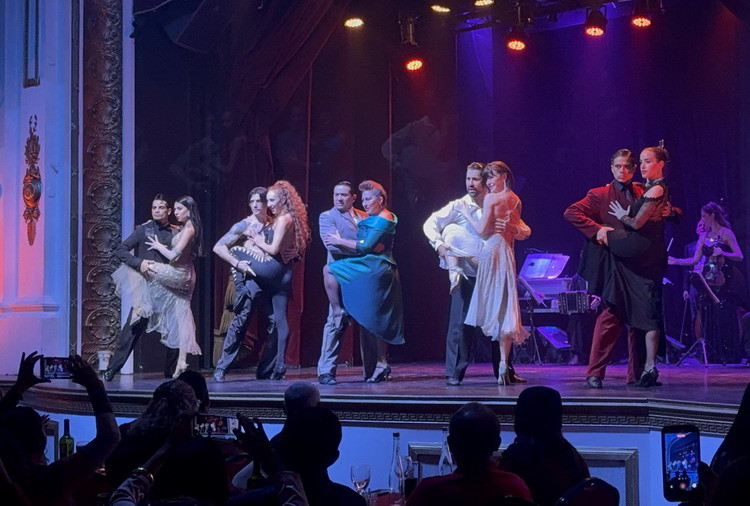 Visiting Piazzolla Tango, a complete show